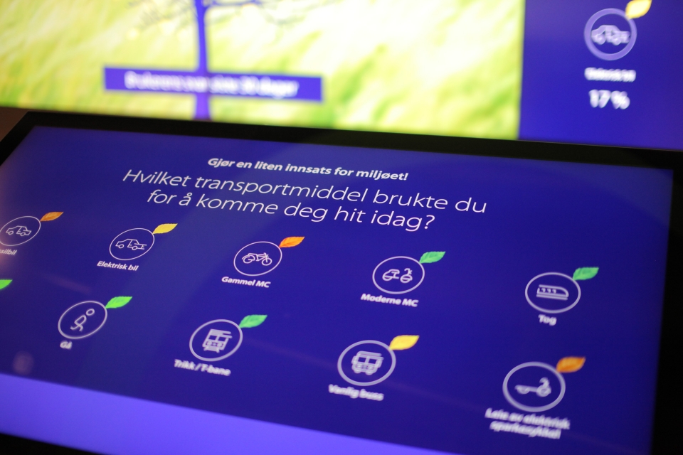 Nærbilde av berøringsskjerm der brukeren kan velge hvilket transportmiddel de har brukt